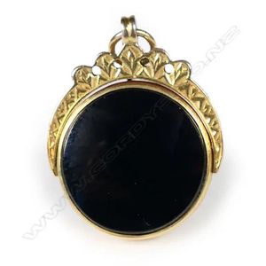 A 9ct gold spinner, set with onyx and carnelian, with&hellip;