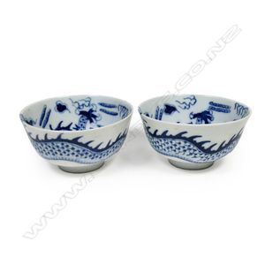 A pair of fine Chinese porcelain 'over the rim' bowls,&hellip;