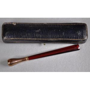 9ct gold and amber cheroot holder in original box, stamped 375,…