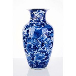 Large Japanese Arita blue and white porcelain vase, early 20th…