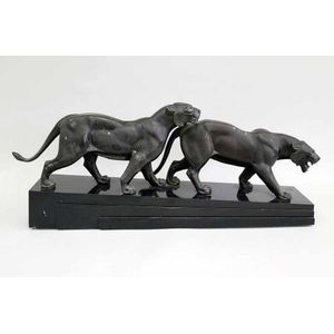French Art Deco sculpture of two Lioness on a stepped marble…