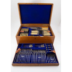 Good quality oak cased canteen of silver plate cutlery, 12…