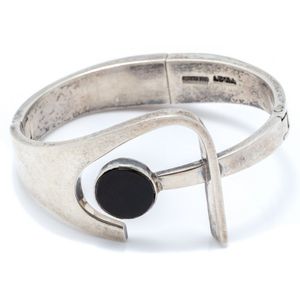 A vintage heavy Mexican silver onyx bangle, 31 mm wide…