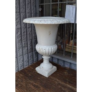 Large pair of Campania shape garden urns, approx 60 cm high, 50…