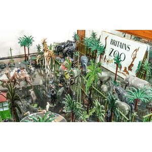 Britains Zoo - large assembly of various Issues. Over 2 shelves,…