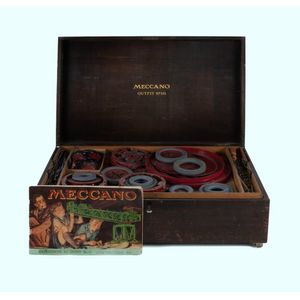Meccano outfit No.10. 1950s issue in oak veneer 3 layer chest…