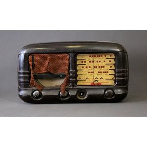 Astor Valve mantel radio. Brown Bakelite. No cracks. Height 15…