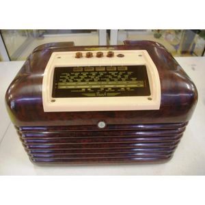 Vintage British 'Bush' bakelite valve radio, 33 cm wide