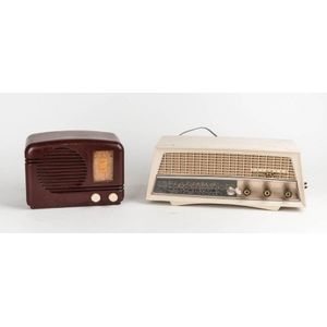 Golden Voice vintage burgundy Bakelite radio & Kriesler vintage…