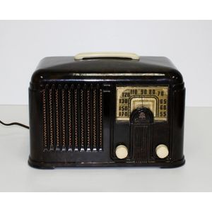 A superb 1930s brown and green mottled Bakelite radio, by…