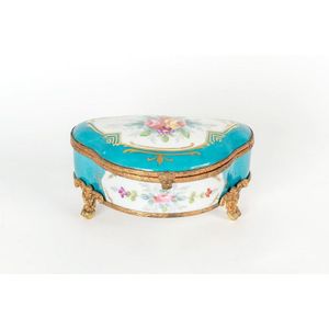 A porcelain hinged jewel box decorated with floral sprigs on a…