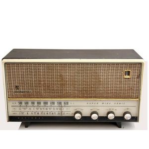 A National Hi-Fi sound radio. 26 cm high, 49 cm wide, 18 cm deep