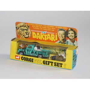 Corgi Gift Set 7, Daktari - Landrover, in striped green. Mint…