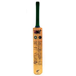 1992-93 New Zealand v Pakistan, full size Cricket Bat signed by…