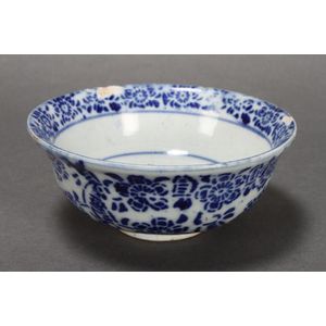 Chinese Qing Dynasty porcelain bowl, of baluster form,&hellip;
