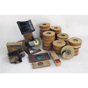 An English 'Kinora' scope viewer early moving film and…