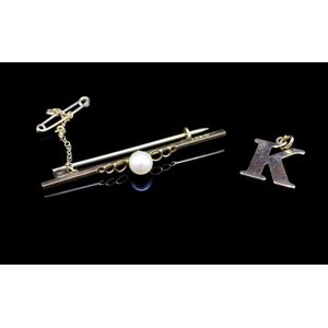 Pearl & 9ct rose gold bar brooch and a pendant marked 9ct.&hellip;