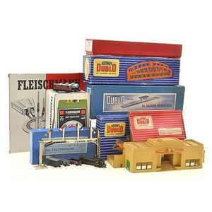 Large collection of Triang, Hornby and Peco rolling stock and…
