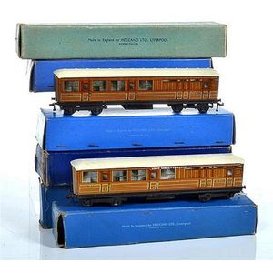 Seven Hornby Dublo early D1 tinplate coaches, including 32012…
