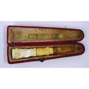 Vintage cased Meerschaum cigar holder 9.5 cm long approx