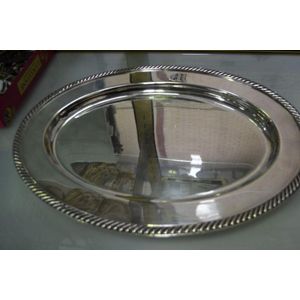 Large oval meat dish or serving tray, in silver plate with…