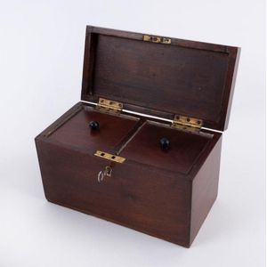 A Georgian mahogany tea caddy, early 19th century, 12.5 cm high,…
