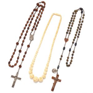 A vintage necklace and rosary beads, a 4.4 - 14.6 mm graduated…