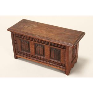 Charming apprentice oak coffer, with rectangular top, above a…