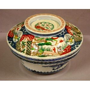 Japanese Meiji period bowl with lid, with blue and white base…
