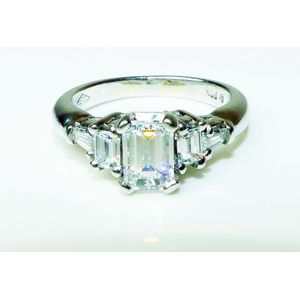 A distinctive platinum ring showing a 0.85ct Fg\ colour SI1…
