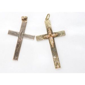 Two 9ct yellow gold crucifix, weight: approx 6 grams, size:…