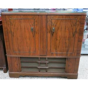 A Stromberg-Carlson veneered Radiogram with Gramophone, 95 x…