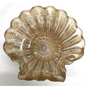 A Murano Aventurine glass shell shaped dish, 17.5 x 18 cm