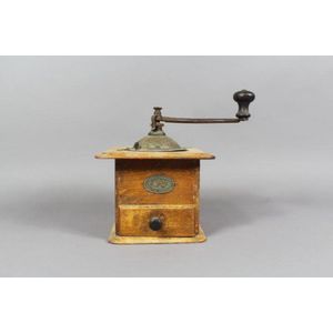 Vintage French coffee grinder, 20 cm high 16 cm wide, 16 cm deep