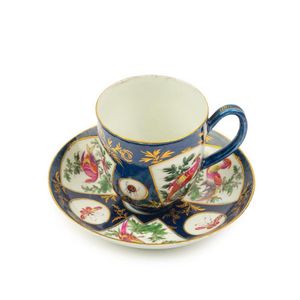 18th century Worcester tea and coffee cups and cans, and trios