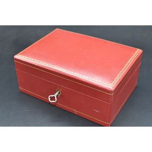 Vintage red leatherette jewellery box with key, width 18 cm