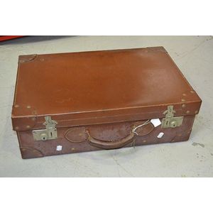 An old leather travel case, approx 61 cm x 40 cm