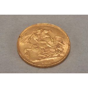 1911 George V gold sovereign, weight approx 7.98gm, diameter 22…