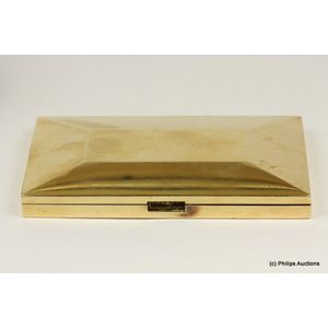 A gold cigarette case. 14ct yellow gold, made as a slim, small…