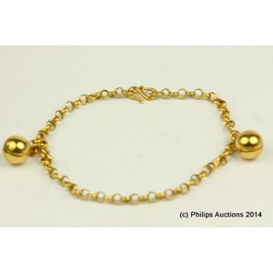 A gold childs bracelet. 16ct yellow gold, made as a fine round…