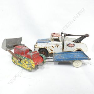 Tonka Tow truck and Fun HO Digger and flat bed, some rust and…