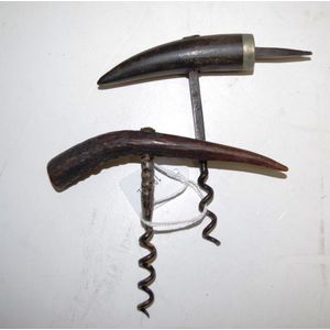 Two vintage horn handle corkscrews height 9 cm each.