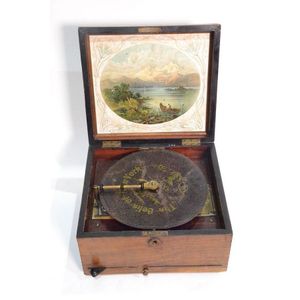 Small Polyphon table top disc. In walnut case. Style 46 with 9?…