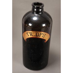 Handsome 19th century green glass apothecary jar, of…