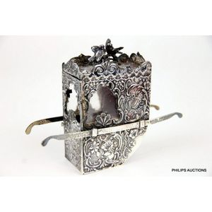 A sterling silver miniature sedan chair, 1895 London import…