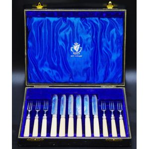 Cased vintage twelve piece fruit cutlery set including 6 each…