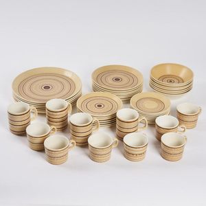 A Crown Lynn Earthstone set, dinner plates 6. Lunch plates 7.&hellip;