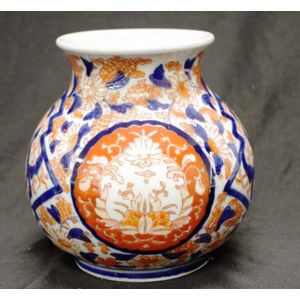Japanese hand painted Imari vase 15.5 cm high