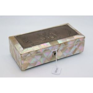 Mother of pearl trinket box, 19th century inlayed with…
