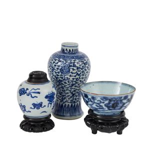 Three pieces of Chinese blue and white porcelain. Comprising a&hellip;